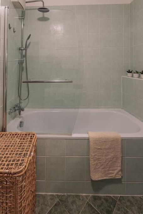 Family Aquarium Haven Apartment Bratislava Bagian luar foto