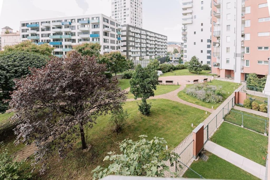 Family Aquarium Haven Apartment Bratislava Bagian luar foto