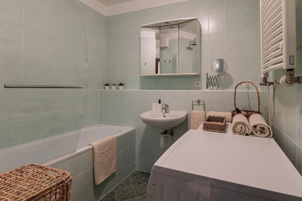 Family Aquarium Haven Apartment Bratislava Bagian luar foto